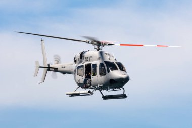 Sydney, Avustralya - 5 Ekim 2013: Avustralya Kraliyet Donanması (RAN) Bell 429 Helicopter N49-048 Sydney Limanı üzerinde uçuyor.