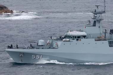 Sydney, Avustralya - 11 Ekim 2013: HTMS Krabi (OPV-551) Tayland Kraliyet Donanması Sydney Limanı 'ndan ayrılan off-shore devriye gemisi (OPV).