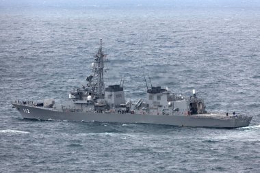 Sydney, Avustralya - 11 Ekim 2013: JS Makami Takanami sınıfı Japon Deniz Savunma Gücü destroyeri Sydney Limanı 'ndan ayrılıyor.