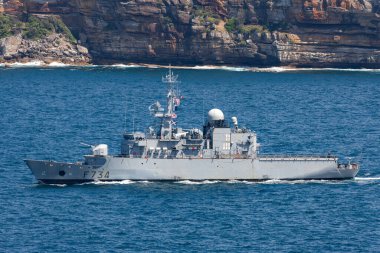 Sydney, Avustralya - 11 Ekim 2013: Fransız Donanması (Marine Nationale) firkateyni FNS Vendemiaire (F734) Sydney Limanı 'ndan ayrılıyor.
