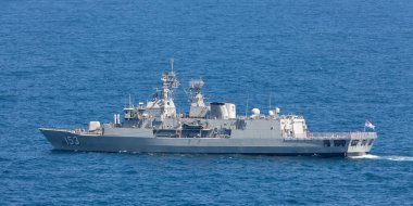 Sydney, Avustralya - 11 Ekim 2013: HMAS Stuart (FFH 153) Avustralya Kraliyet Donanması 'nın Sydney Limanı' ndan ayrılan Anzak sınıfı fırkateyni.