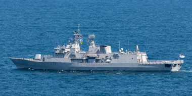 Sydney, Avustralya - 11 Ekim 2013: HMNZS Te Mana (F111) Anzak sınıfı firkateynleri ve Yeni Zelanda Kraliyet Donanması 'ndan biri Sydney Limanı' ndan ayrılıyor..