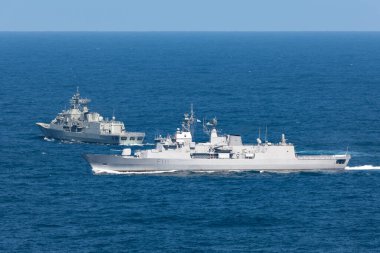 Sydney, Avustralya - 11 Ekim 2013: HMNZS Te Mana (F111) Anzak sınıfı firkateynleri ve Yeni Zelanda Kraliyet Donanması 'ndan biri Sydney Limanı' ndan ayrılıyor..