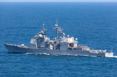 Sydney, Avustralya - 11 Ekim 2013: USS Chosin (CG-65) Ticonderoga sınıfı güdümlü füze kruvazörü Sydney Limanı 'ndan kalkıyor..