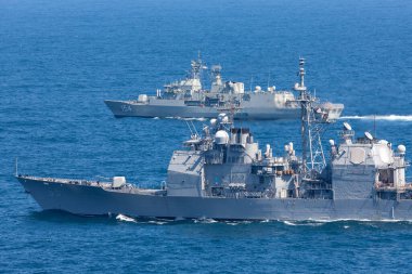 Sydney, Avustralya - 11 Ekim 2013: USS Chosin (CG-65) Ticonderoga sınıfı güdümlü füze kruvazörü ve Avustralya Kraliyet Donanması Anzak sınıfı firkateyni HMAS Parramatta denizde yelken açıyor. 
