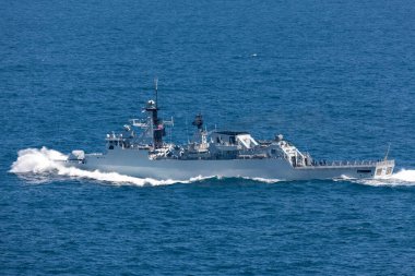 Sydney, Avustralya - 11 Ekim 2013: KD Jebat (F 29) Lekiu sınıfı güdümlü füze fırkateyni Sydney Limanı 'ndan ayrılan Malezya Kraliyet Donanması' nda hizmet veriyor..