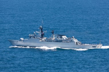 Sydney, Avustralya - 11 Ekim 2013: KD Jebat (F 29) Lekiu sınıfı güdümlü füze fırkateyni Sydney Limanı 'ndan ayrılan Malezya Kraliyet Donanması' nda hizmet veriyor..