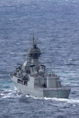 Sydney, Avustralya - 11 Ekim 2013: HMAS Perth (FFH 157) Kraliyet Donanması gemisi HMS Daring ile Avustralya Kraliyet Donanması 'nın Anzak sınıfı fırkateyni.