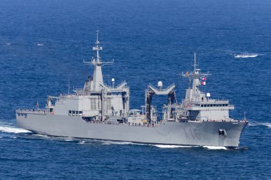 Sydney, Avustralya - 4 Ekim 2013: Cantabria (A15), İspanyol Donanması tarafından işletilen, Sydney Limanı 'na giriş yapan petrolcü gemi..