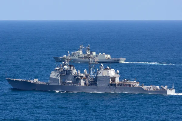 Sydney, Avustralya - 11 Ekim 2013: USS Chosin (CG-65) Ticonderoga sınıfı güdümlü füze kruvazörü ve Avustralya Kraliyet Donanması Anzak sınıfı firkateyni HMAS Parramatta denizde yelken açıyor. 