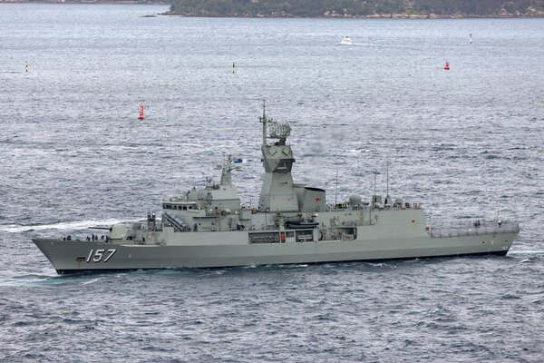 Сидней, Австралия - 11 октября 2013 года: фрегат типа HMAS Perth (FFH 157) типа Anzac Королевских ВМС Австралии
.