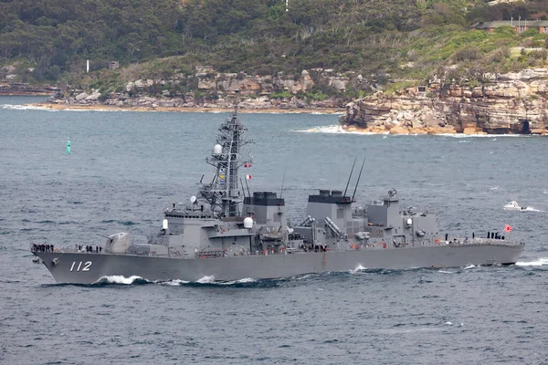 2013年10月11日 シドニー港を出航する日本海上自衛隊高波真希美級駆逐艦 — ストック写真
