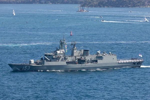 2013年10月11日 Hmasスチュアート Ffh 153 シドニー港を出航するオーストラリア海軍のアナザック級フリゲート — ストック写真