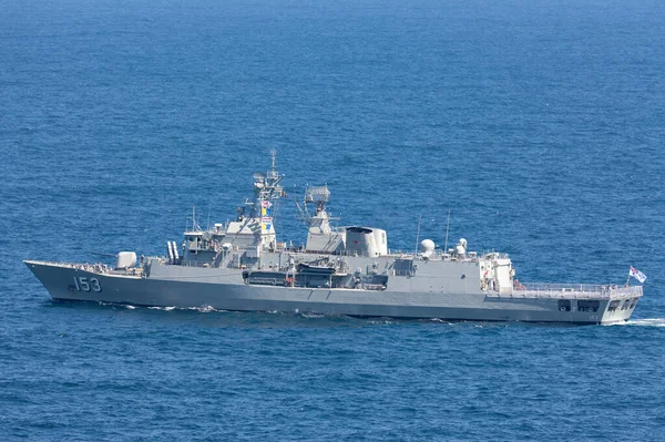 Sydney, Avustralya - 11 Ekim 2013: HMAS Stuart (FFH 153) Avustralya Kraliyet Donanması 'nın Sydney Limanı' ndan ayrılan Anzak sınıfı fırkateyni.
