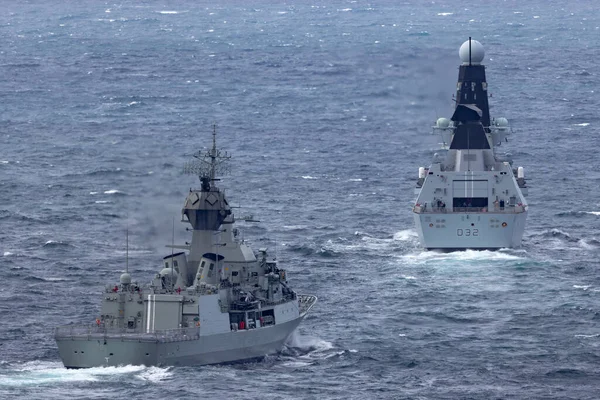 澳大利亚悉尼 2013年10月11日 Hmas Perth Ffh 157 澳大利亚皇家海军的Anzac级护卫舰 与皇家海军舰只Hms Daring一起航行 — 图库照片