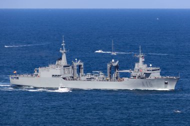 Sydney, Avustralya - 4 Ekim 2013: Cantabria (A15), İspanyol Donanması tarafından işletilen, Sydney Limanı 'na giriş yapan petrolcü gemi..