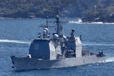 Sydney, Avustralya - 11 Ekim 2013: USS Chosin (CG-65) Ticonderoga sınıfı güdümlü füze kruvazörü Sydney Limanı 'ndan kalkıyor..