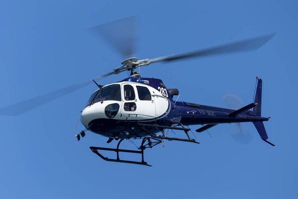 Сидней, Австралия - 11 октября 2013 года: Eurocopter AS 350B3 Helicopter VH-XGC проводит воздушные съемки над гаванью Сиднея
.