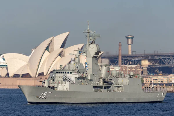 Sydney, Avustralya - 5 Ekim 2013: HMAS Perth (FFH 157) Sidney Limanı Kraliyet Donanması Anzak sınıfı firkateyni.