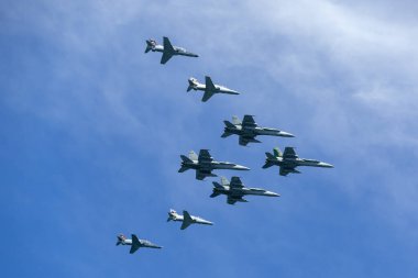 Sydney, Avustralya - 5 Ekim 2013: Dört McDonnell Douglas F / A-18A Hornets ve dört BAE Systems Hawks 'tan oluşan sekiz Kraliyet Avustralya Hava Kuvvetleri (RAAF) uçağı kurulmuştur..