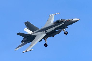 Sydney, Avustralya - 5 Ekim 2013: Royal Australian Air Force (RAAF) McDonnell Douglas F / A-18A Hornet çok delikli savaş uçağı A21-48.