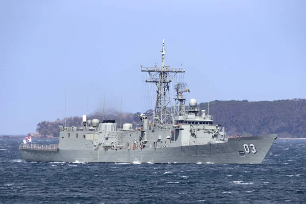 Jervis Bay, Avustralya - 1 Ekim 2013: HMAS Sydney (FFG 03) Avustralya Kraliyet Donanması 'nın Adelaide sınıfı güdümlü füze fırkateyni. 
