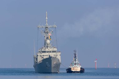Melbourne, Avustralya - 12 Haziran 2015: HMAS Melbourne (FFG 05) Avustralya Kraliyet Donanması güdümlü füze fırkateyni Melbourne, İstasyon İskelesi 'nde römorkör botlarının yardımıyla.