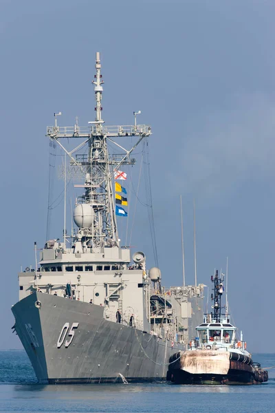 澳大利亚墨尔本 2015年6月12日 澳大利亚皇家海军阿德莱德级导弹护卫舰在拖轮的协助下停泊在墨尔本码头 — 图库照片