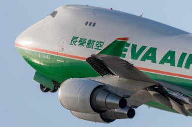 Los Angeles, Kaliforniya, ABD - 10 Mart 2010: EVA Airways (EVA Air Cargo) Boeing 747 kargo uçağı Los Angeles Uluslararası Havalimanı 'ndan havalanıyor.