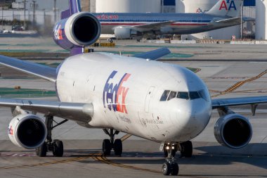 Los Angeles, Kaliforniya, ABD - 10 Mart 2010: Federal Express (FedEx) McDonnell Douglas MD-11F kargo uçağı Los Angeles Uluslararası Havaalanında.