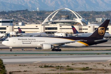 Los Angeles, Kaliforniya, ABD - 10 Mart 2010: Birleşik Paket Servisi (UPS) Boeing 767 kargo uçağı Los Angeles Uluslararası Havaalanında