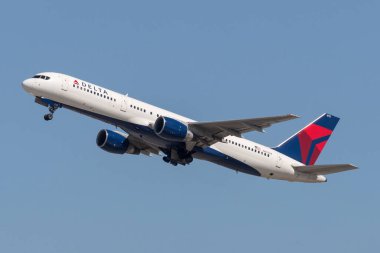 Los Angeles, Kaliforniya, ABD - 10 Mart 2010: Delta Air Lines Boeing 757 uçağı Los Angeles Uluslararası Havalimanı 'ndan havalanıyor. 