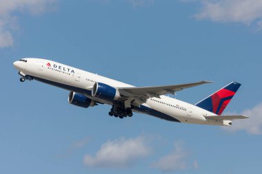 Los Angeles, Kaliforniya, ABD - 10 Mart 2010: Delta Air Lines Boeing 777 uçağı Los Angeles Uluslararası Havalimanı 'ndan havalanıyor.