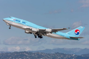 Los Angeles, Kaliforniya, ABD - 10 Mart 2010: Kore Hava Boeing 747 jumbo jeti Los Angeles Uluslararası Havaalanı 'ndan kalkıyor