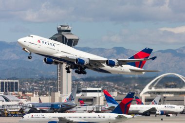 Los Angeles, Kaliforniya, ABD - 10 Mart 2010: Delta Hava Yolları Boeing 747 Jumbo Jet Los Angeles Uluslararası Havaalanı 'ndan havalanıyor