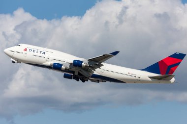 Los Angeles, Kaliforniya, ABD - 10 Mart 2010: Delta Hava Yolları Boeing 747 Jumbo Jet Los Angeles Uluslararası Havaalanı 'ndan havalanıyor