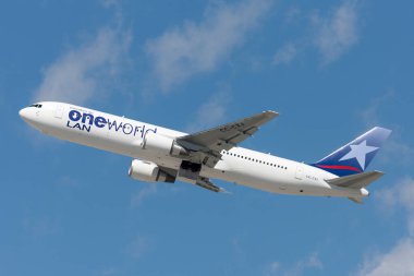 Los Angeles, Kaliforniya, ABD - 10 Mart 2010: LAN Şili Havayolları Boeing 767 uçağı Los Angeles Uluslararası Havaalanı 'ndan havalanıyor