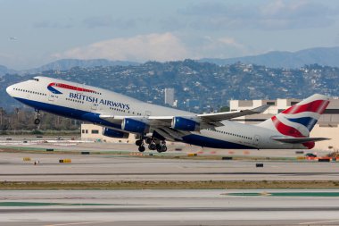 British Airways Boeing 747 Jumbo Jet Los Angeles Uluslararası Havaalanı 'ndan kalkıyor.