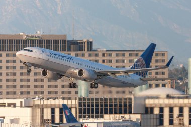Los Angeles, Kaliforniya, ABD - 10 Mart 2010: Continental Airlines Boeing 737 uçağı Los Angeles Uluslararası Havalimanı 'ndan havalanıyor.