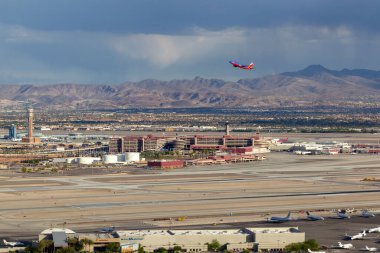 Las Vegas, Nevada, ABD - 9 Mayıs 2013: Las Vegas 'taki McCarran Uluslararası Havalimanı' nın havadan görünüşü.