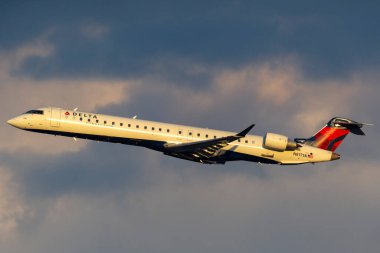 Las Vegas, Nevada, ABD - 9 Mayıs 2013: Delta Connection Bombardier CRJ-900LR bölgesel uçak Las Vegas 'taki McCarran Uluslararası Havalimanı' ndan ayrılıyor.