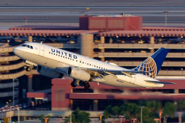 Las Vegas, Nevada, ABD - 9 Mayıs 2013: United Airlines Airbus A319 uçağı Las Vegas 'taki McCarran Uluslararası Havaalanı' ndan kalkıyor..