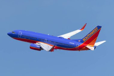 Las Vegas, Nevada, ABD - 8 Mayıs 2013: Güneybatı Havayolları Boeing 737 uçağı mavi gökyüzüne karşı dönüyor.