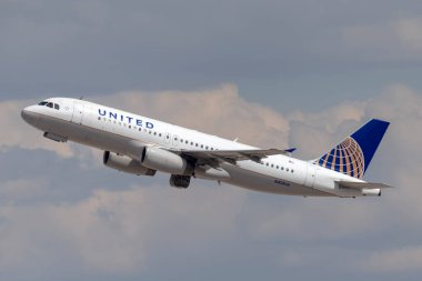 Las Vegas, Nevada, ABD - 8 Mayıs 2013: United Airlines Airbus A320 Las Vegas 'taki McCarran Uluslararası Havaalanı' ndan kalkan uçak.