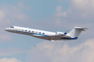 Las Vegas, Nevada, ABD - 8 Mayıs 2013: Gulfstream G-550 lüks iş jeti N128GV McCarran Uluslararası Havaalanı Las Vegas 'tan ayrılıyor.