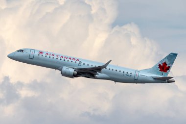 Las Vegas, Nevada, ABD - 8 Mayıs 2013: Air Canada Embraer ERJ-190 bölgesel uçak uçağı Las Vegas McCarran Uluslararası Havaalanı 'ndan havalanıyor.