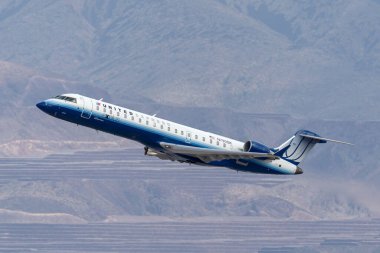 Las Vegas, Nevada, ABD - 8 Mayıs 2013: United Express Bombardier CRJ-701ER bölgesel jet uçağı Las Vegas McCarran Uluslararası Havaalanı 'ndan havalanıyor.