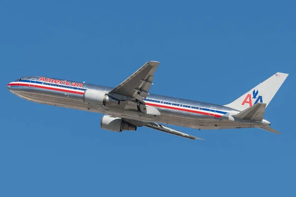 美国加利福尼亚州洛杉矶 2010年3月10日 美国航空公司波音767 300飞机从洛杉矶国际机场起飞 — 图库照片