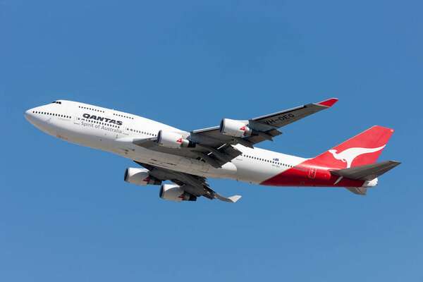 Лос-Анджелес, Калифорния, США - 10 марта 2010 года: Boeing 747 Jumbo Jet авиакомпании Qantas Airways взлетел из международного аэропорта Лос-Анджелеса
