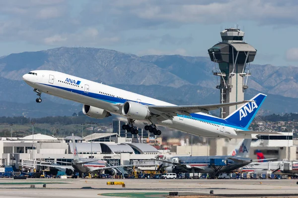 Los Angeles, Kaliforniya, ABD - 10 Mart 2010: All Nippon Airways (ANA) Boeing 777 uçağı Los Angeles Uluslararası Havaalanı 'ndan havalanıyor.